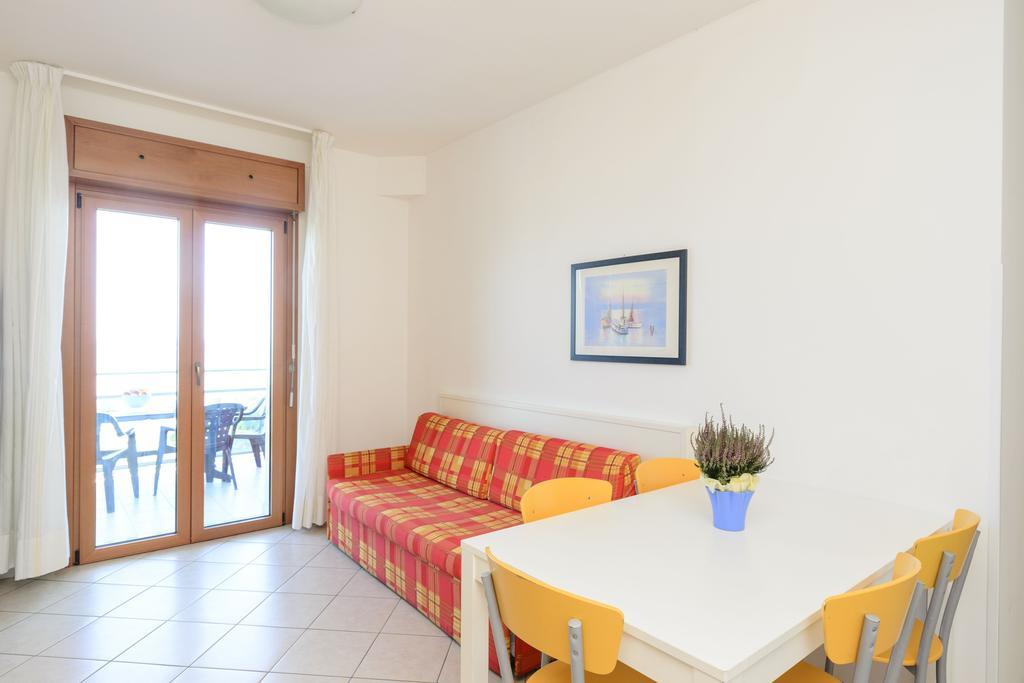 Sunbeach Apartments Lignano Sabbiadoro Bagian luar foto