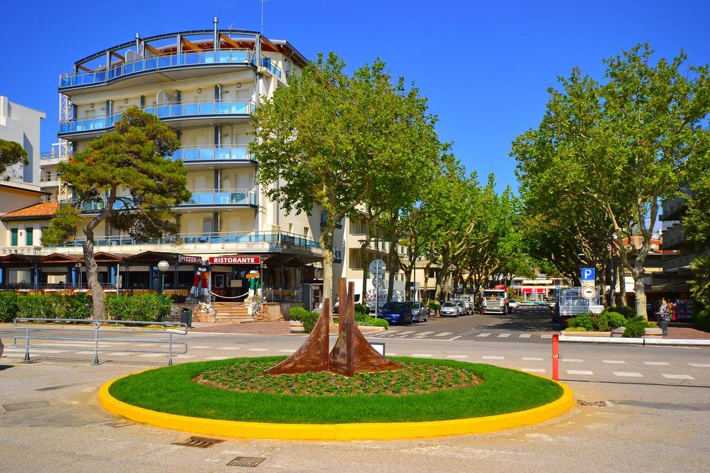 Sunbeach Apartments Lignano Sabbiadoro Bagian luar foto