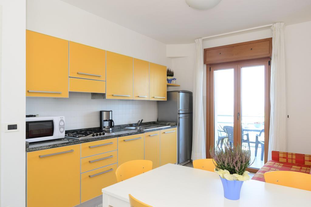 Sunbeach Apartments Lignano Sabbiadoro Bagian luar foto