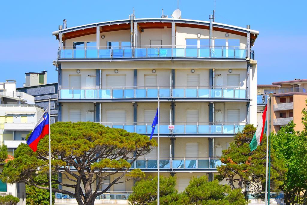 Sunbeach Apartments Lignano Sabbiadoro Bagian luar foto