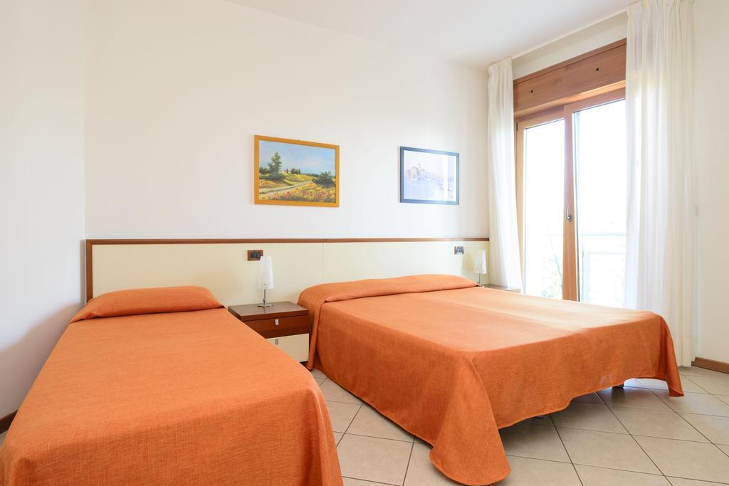 Sunbeach Apartments Lignano Sabbiadoro Bagian luar foto
