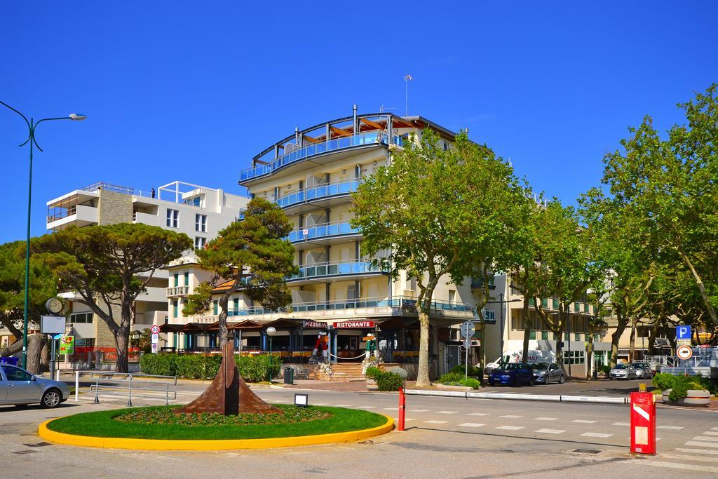 Sunbeach Apartments Lignano Sabbiadoro Bagian luar foto