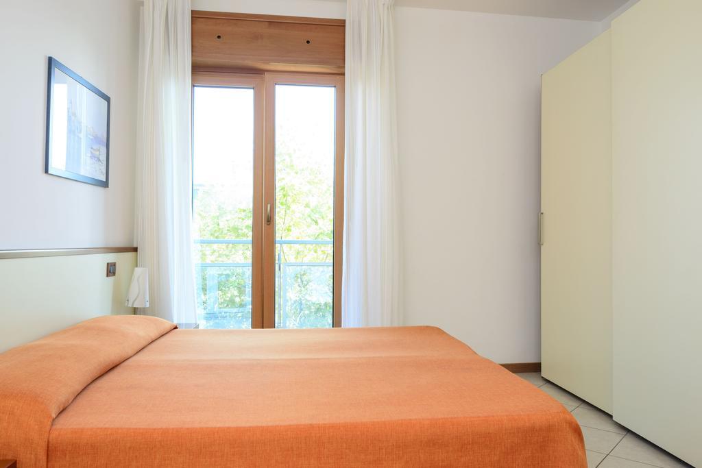 Sunbeach Apartments Lignano Sabbiadoro Bagian luar foto